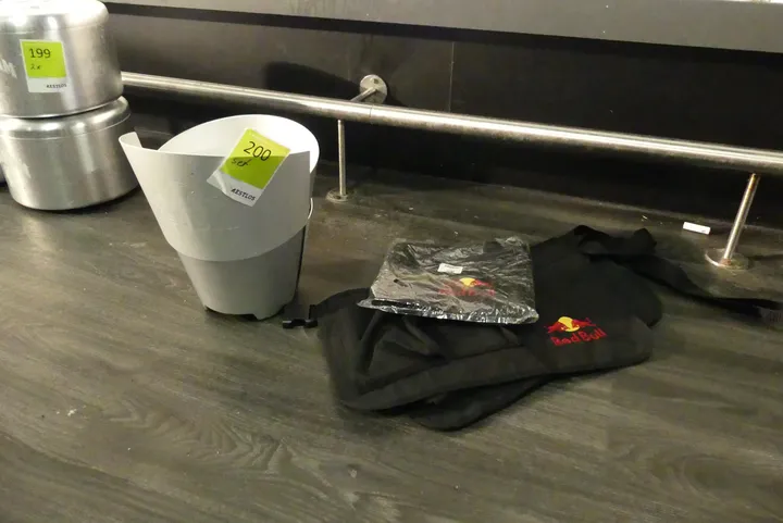 Set Red Bull Eiskübel und Taschen
